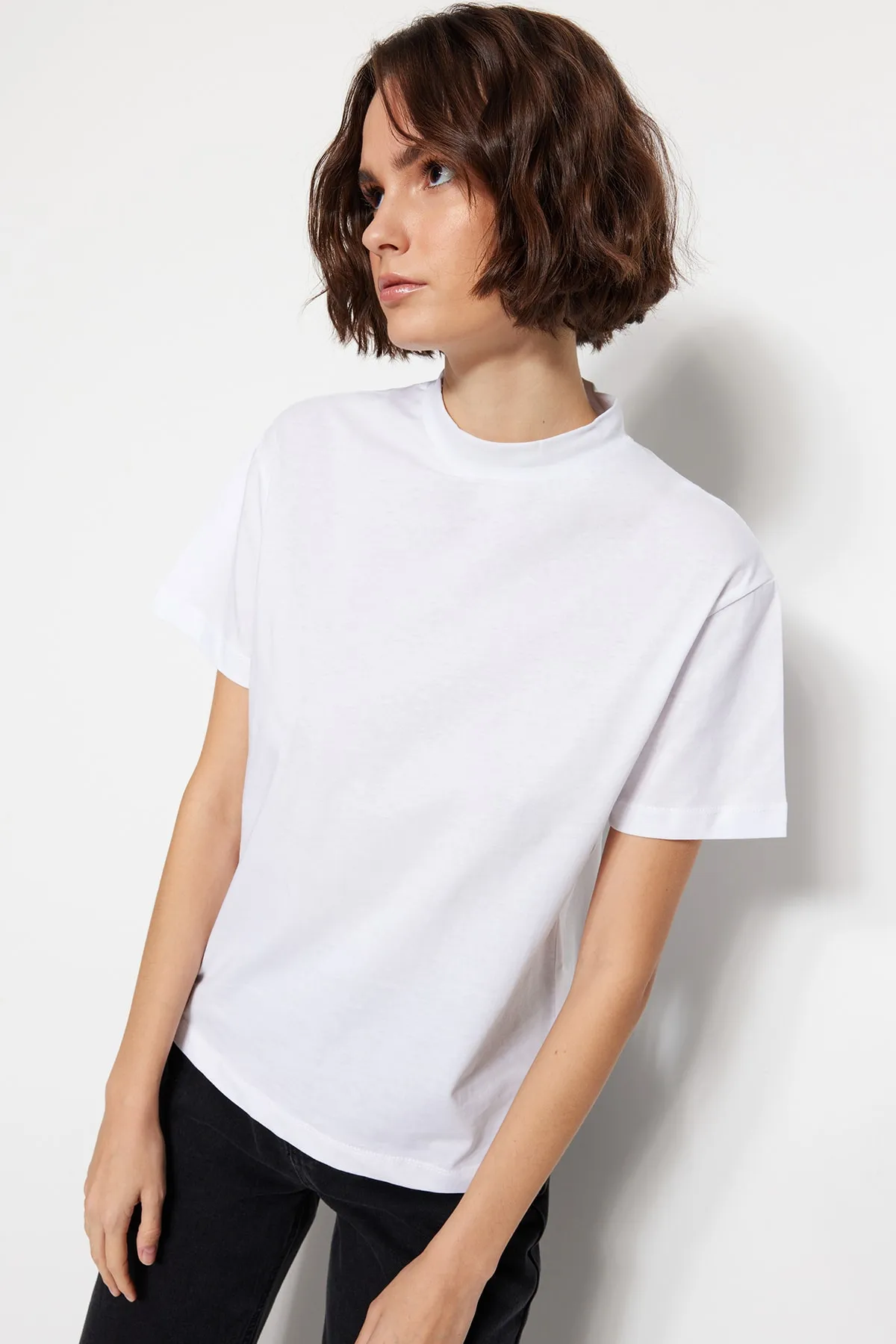 Trendyol Collection  Weiß-schwarz-weiß gestreiftes Basic-Strick-T-Shirt mit Stehkragen im 2er-Pack TWOSS20TS1500