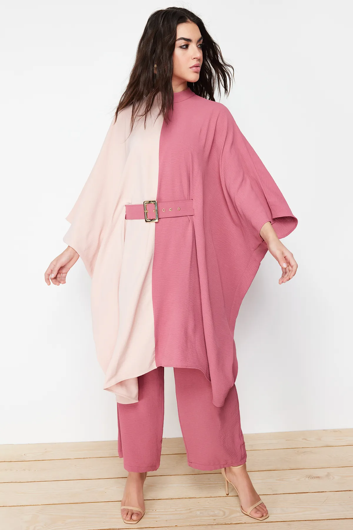 Trendyol Modest  Gewebter Tunika-Hosen-Anzug mit Gürtel und Farbblockierung in Dried Rose TCTSS23US00046