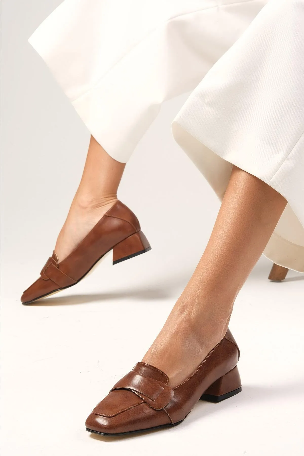 Mio Gusto  Anneka Brown Blunt Toe Damenschuhe mit kurzem Absatz