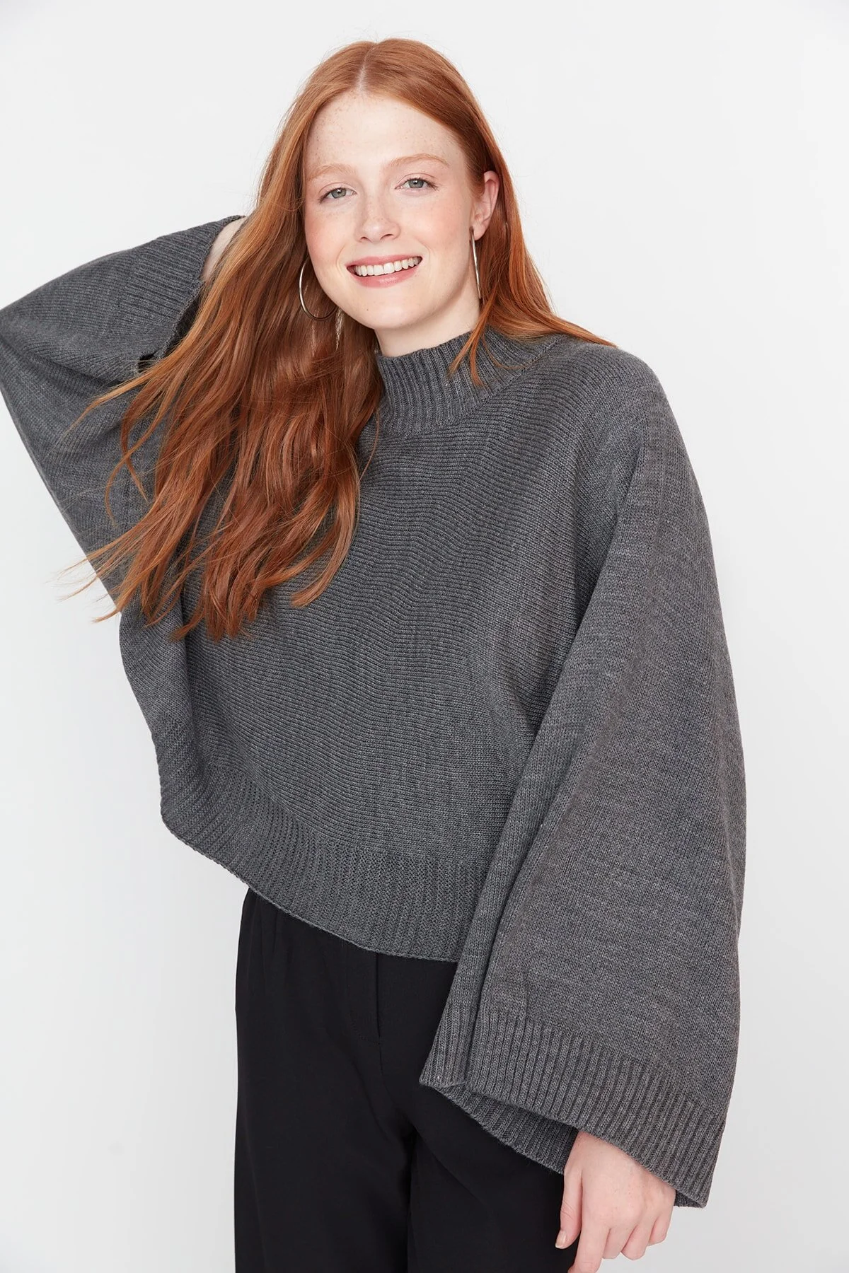 Trendyol Collection  Anthrazitfarbener Strickpullover mit Fledermausärmeln TWOAW23KZ01838