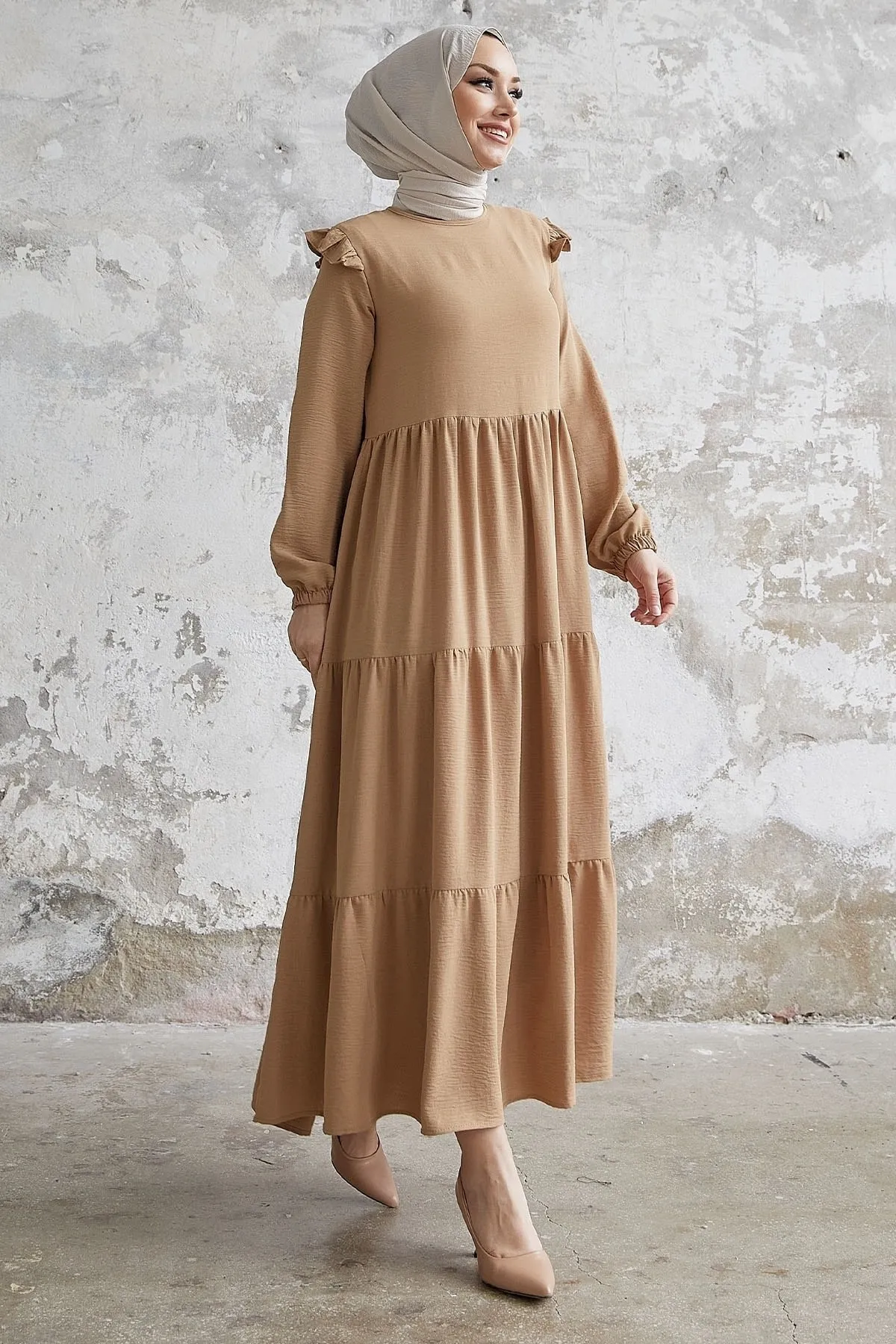 InStyle  Neya Freizeitkleid mit Rüschenschultern – Beige
