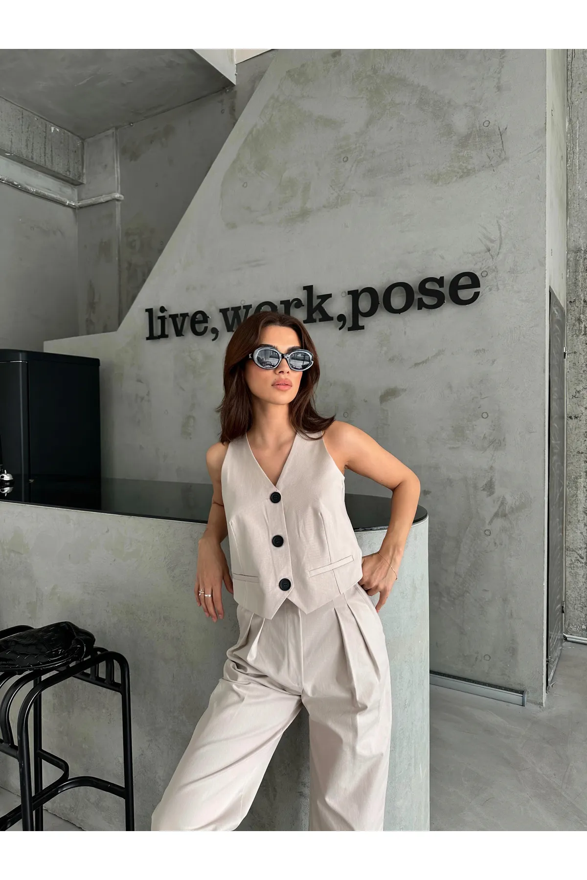 Laluvia  Set aus Weste und Hose in Steinfarbe mit Detail auf der Rückseite
