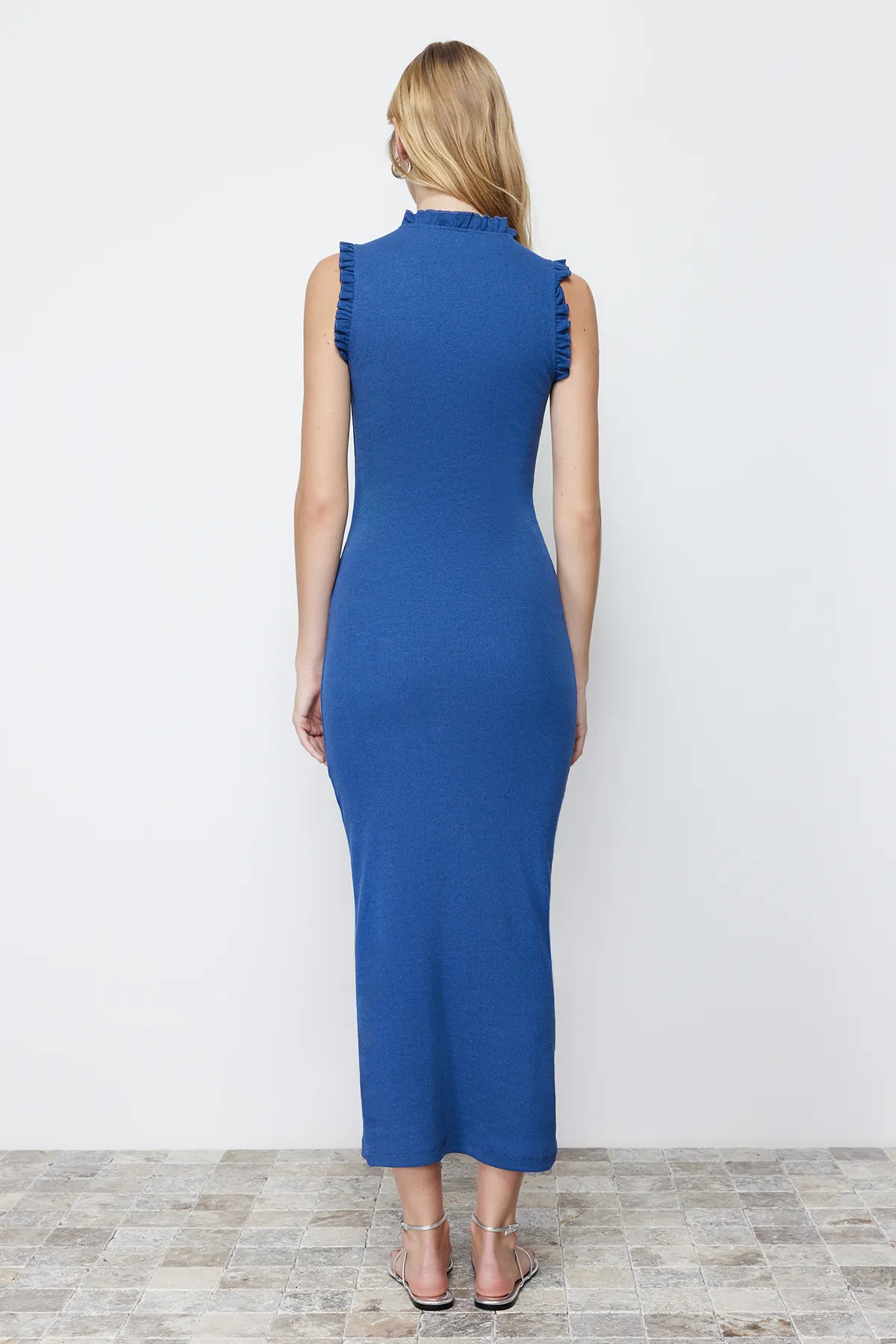 Trendyol Collection  Indigoblaues, geripptes, tailliertes Midi-Bleistiftkleid aus flexiblem Strick mit Rüschendetail TWOSS22EL1569