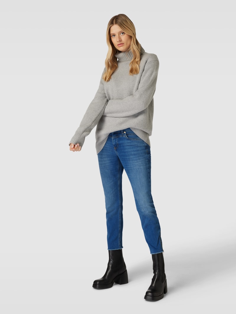 Slim Fit Jeans mit verkürzter Passform in hellblau