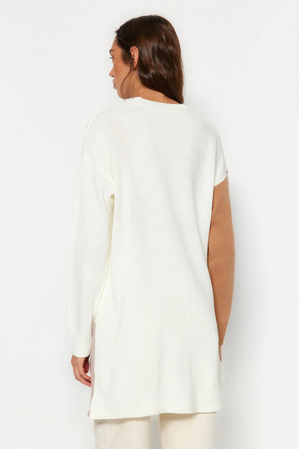 Trendyol Modest  Beigefarbener Farbblock-Strickpullover TCTAW24AK00008