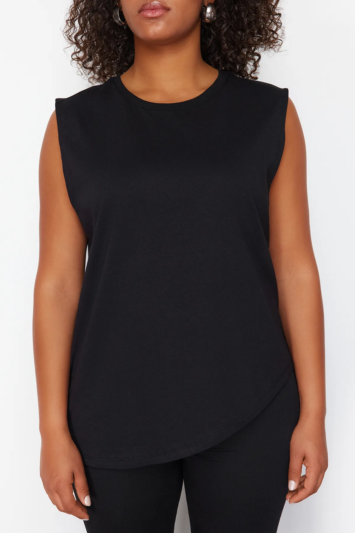Trendyol Curve  Schwarzes, asymmetrisches Strick-T-Shirt aus 100 % Baumwolle, nachhaltiger TBBSS24BF00052