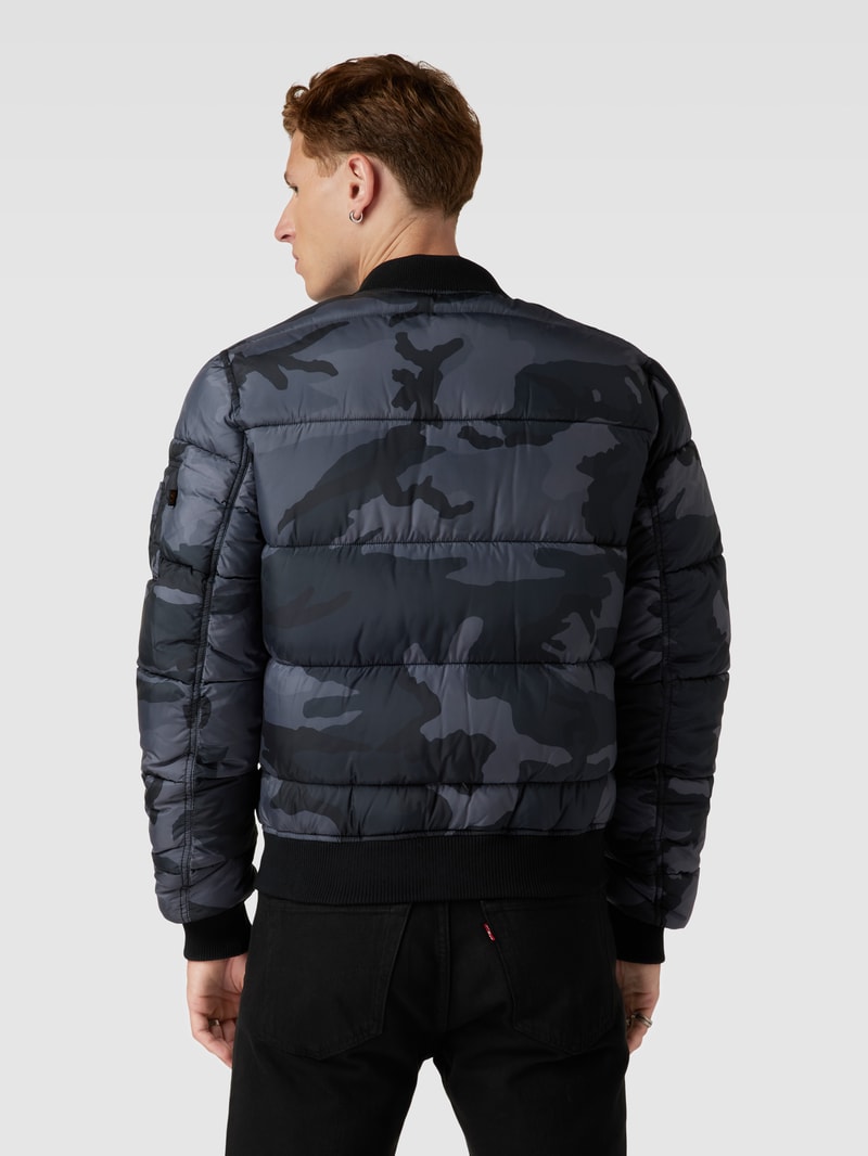Steppjacke mit Camouflage-Muster in schwarz