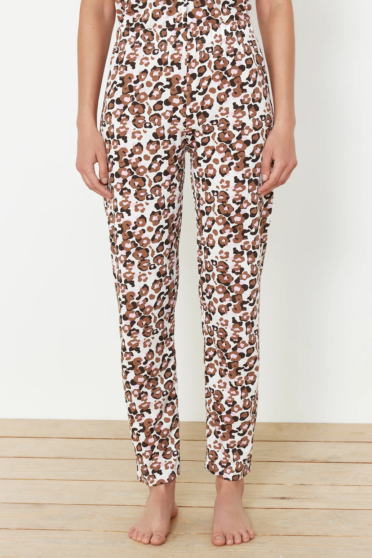 Trendyol Collection  Mehrfarbiges Pyjama-Set aus Baumwollstrick mit Leopardenmuster THMSS24PT00339