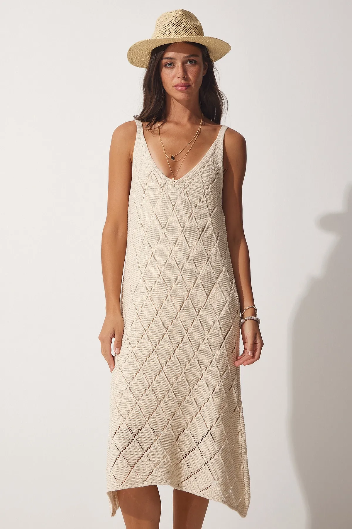 Happiness İstanbul  Cremefarbenes, durchbrochenes Sommerstrickkleid mit Trägern und V-Ausschnitt für Damen NF00049