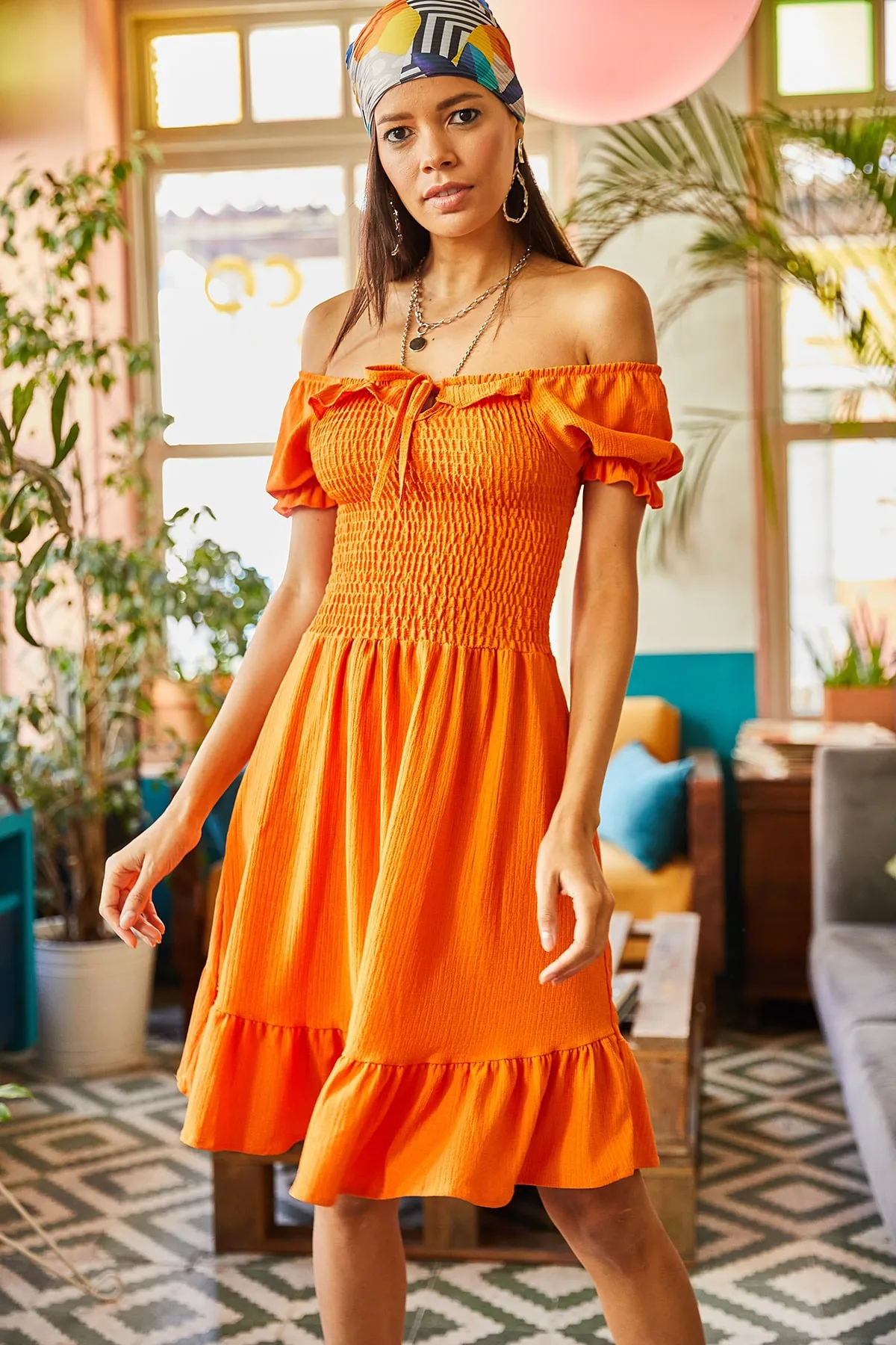 Olalook  Orangefarbenes, ausgestelltes Kleid mit Gimped-Kragen und Bindegürtel für Damen