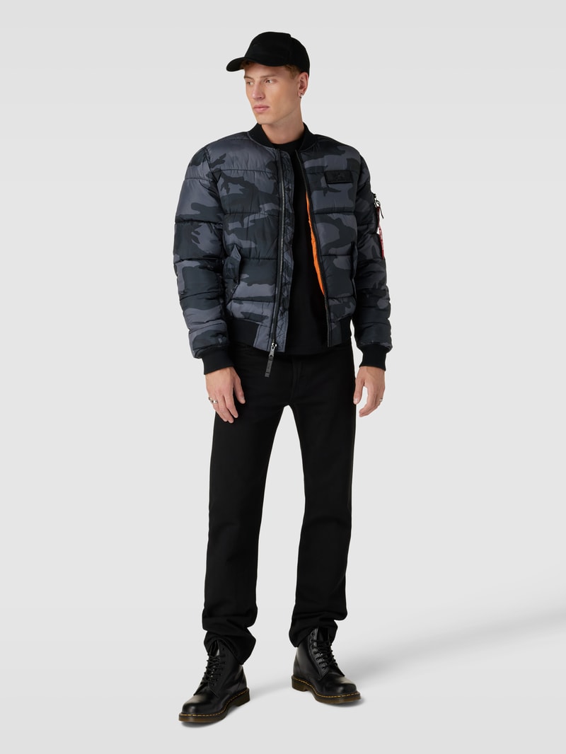 Steppjacke mit Camouflage-Muster in schwarz