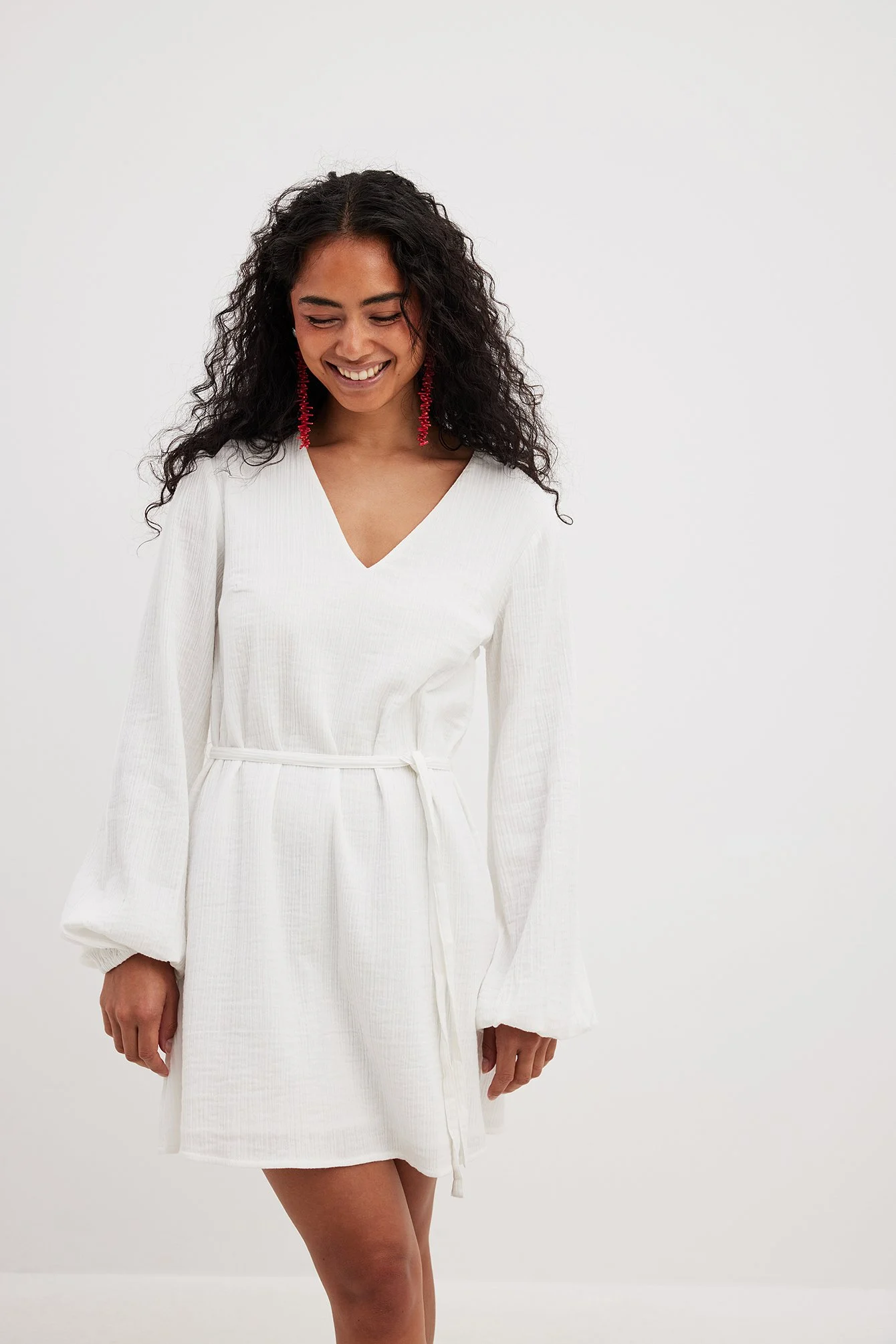 Minikleid aus weicher Baumwolle mit Bindegürtel
