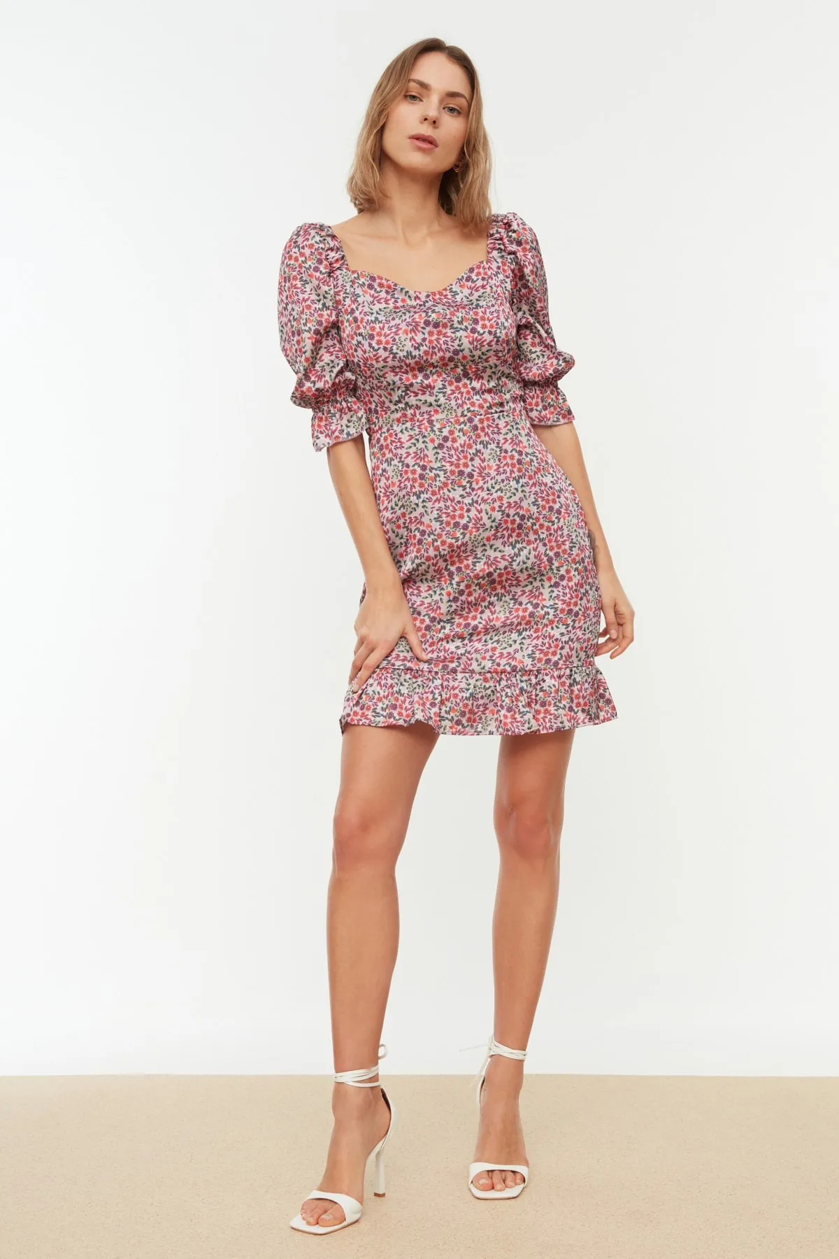 Trendyol Collection  Mehrfarbiges, figurbetontes, gewebtes Minikleid mit Blumenmuster und Futter TWOSS21EL0864