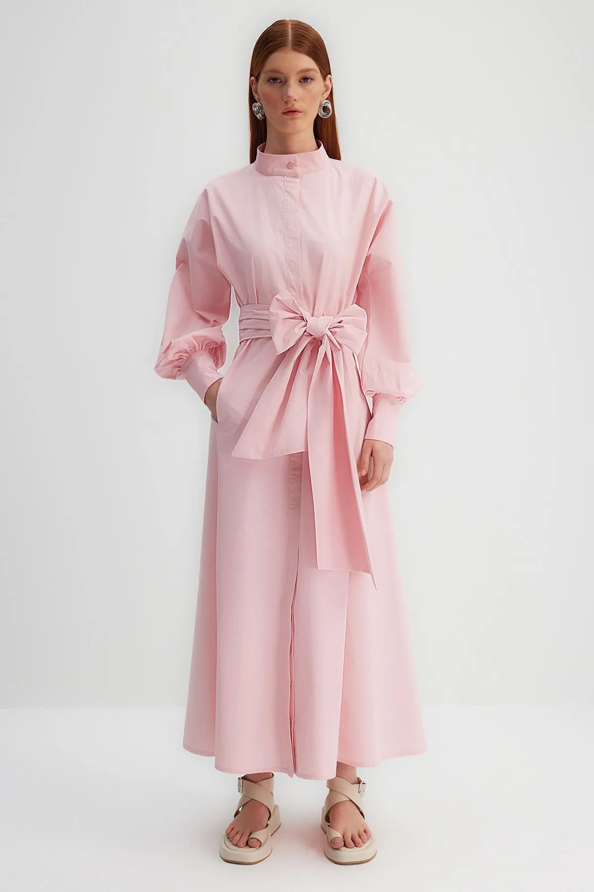 Trendyol Modest  X Kevser Sarıoglu Rosa Kleid aus 100 % gewebtem Baumwollpopeline mit breitem Gürtel TCLSS23DB00009