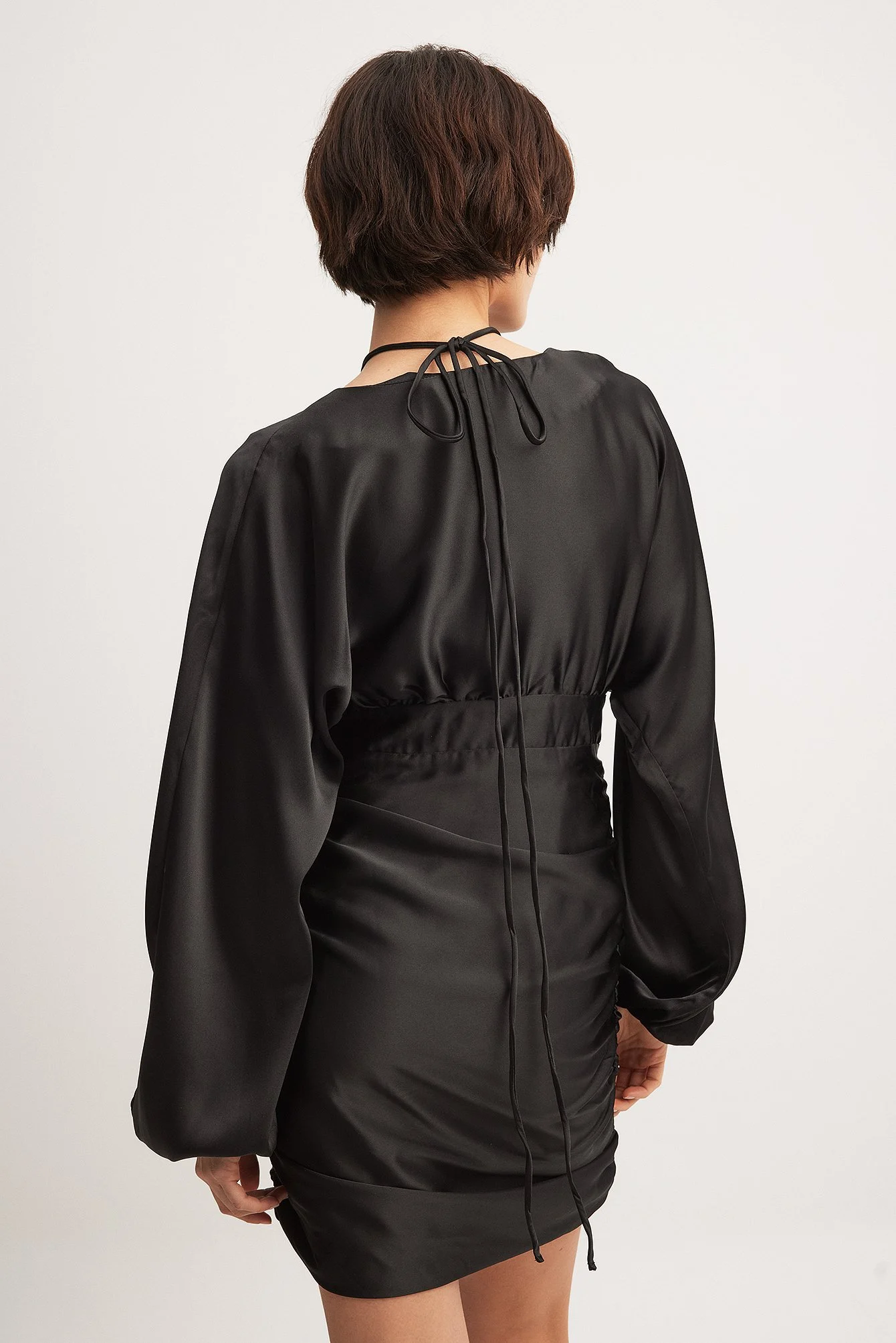Gerafftes Satin-Träger-Minikleid