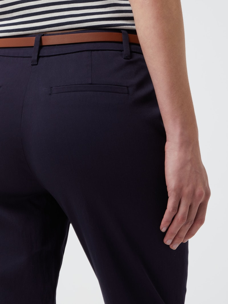 Chino mit Gürtel in marineblau