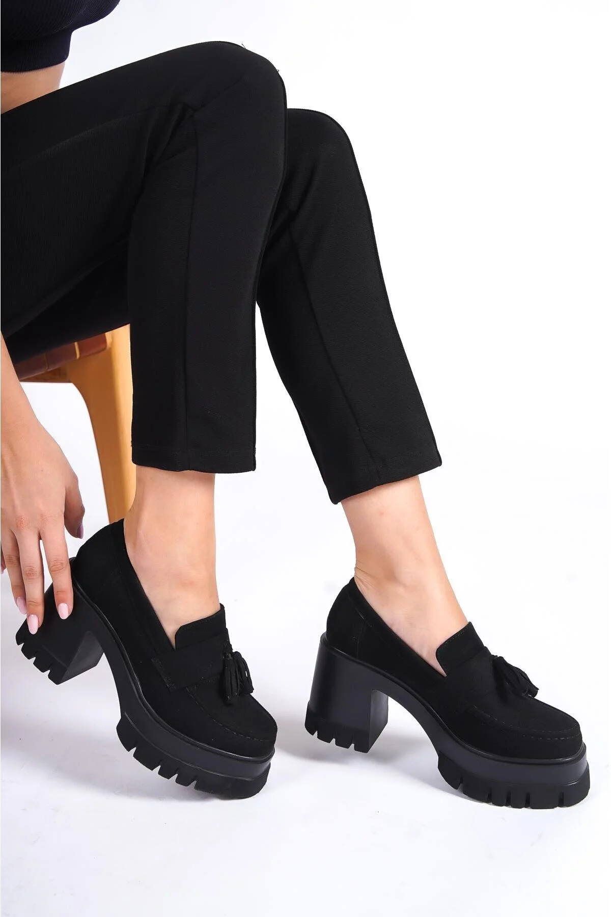 Capone Outfitters  Capone Damen-Loafer mit runder Zehenpartie, Quasten und mittelhohem Absatz