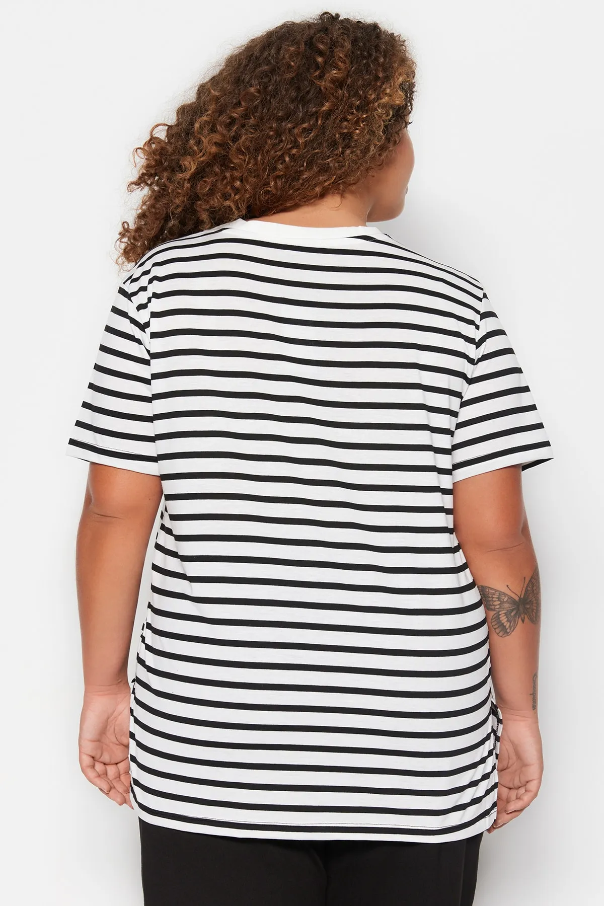 Trendyol Curve  Schwarz-weiß gestreiftes Strick-T-Shirt mit V-Ausschnitt TBBSS23BF00016