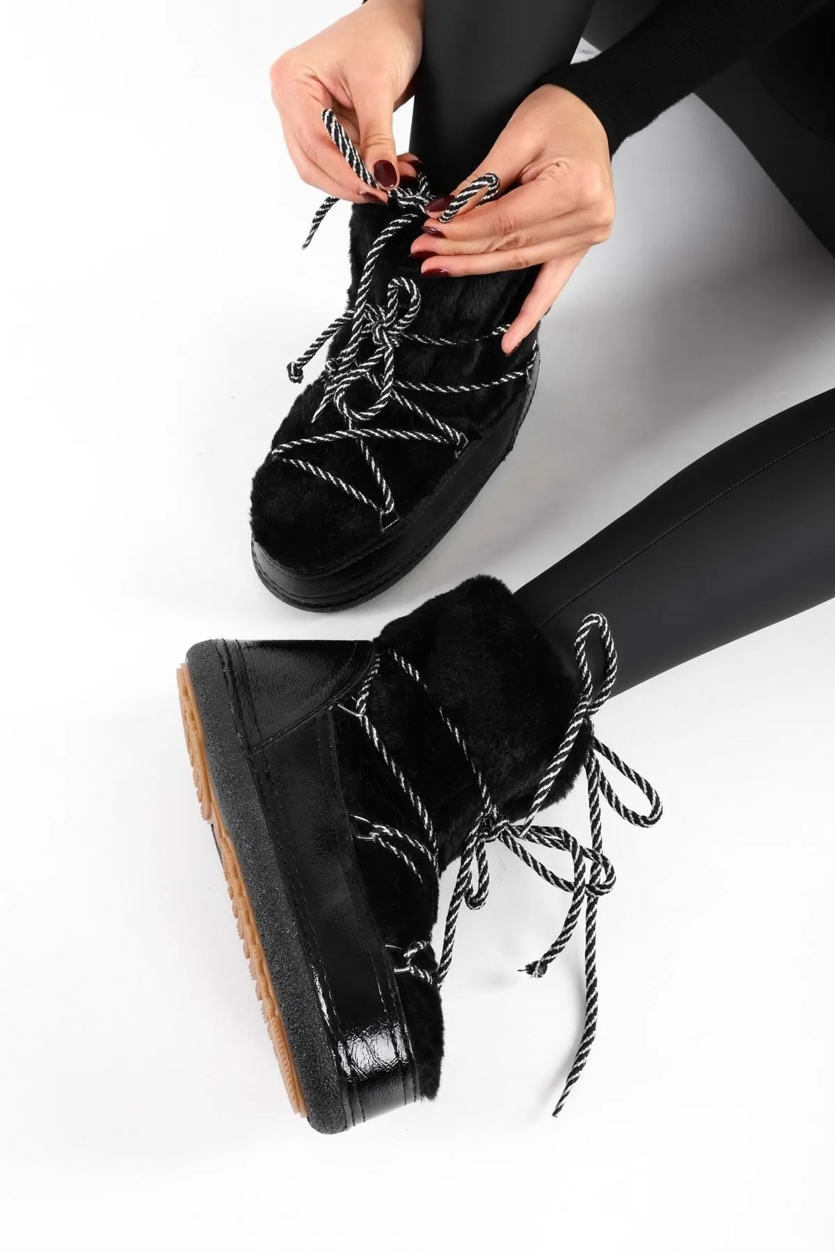Shoeberry  Damen-Schneestiefel Snowie in Schwarz mit pelziger Innenseite und dicker Sohle