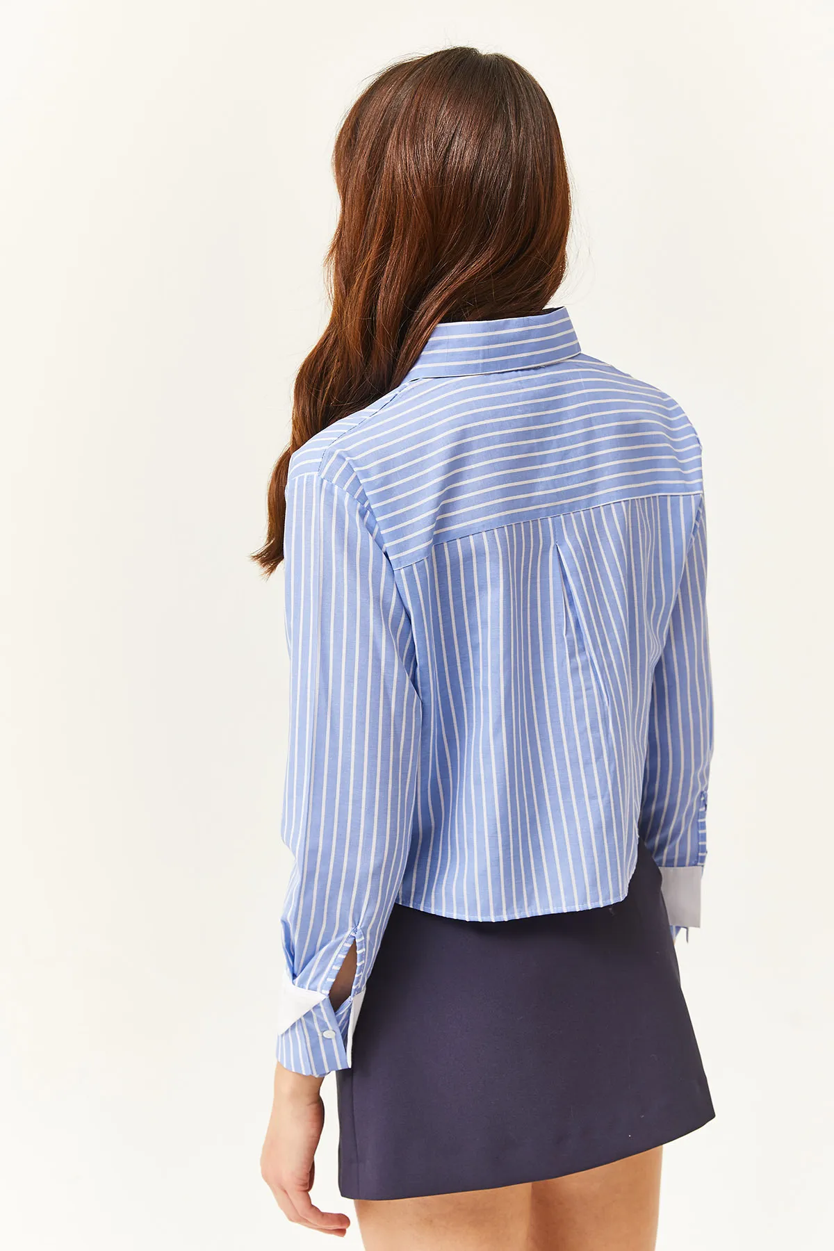 Olalook  Blau-weiß gestreiftes Crop-Shirt für Damen mit Taschen- und Manschettendetail GML-19001169