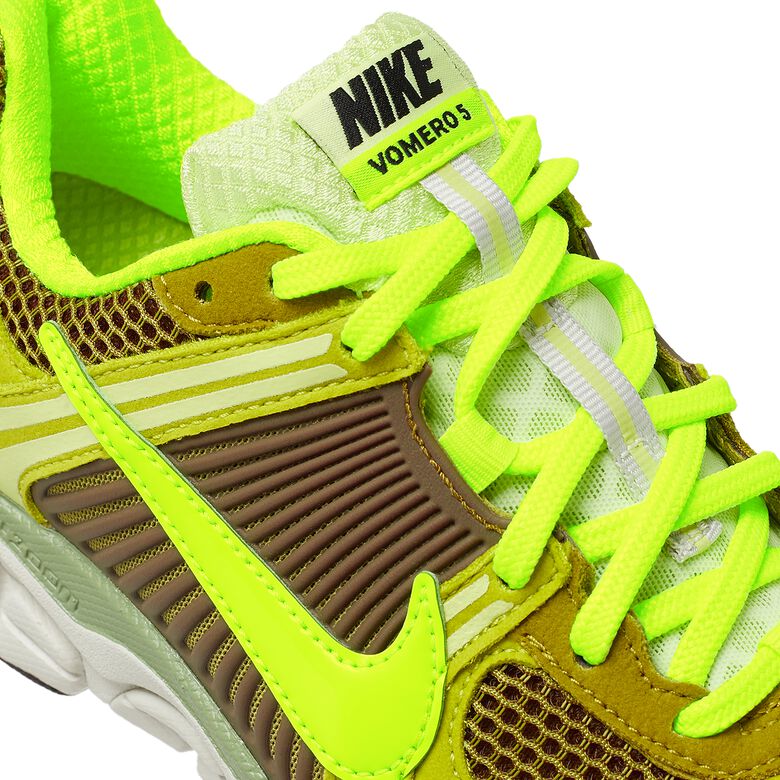 NIKE Wmns Zoom Vomero 5 