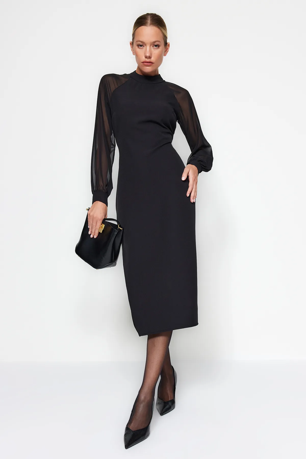 Trendyol Collection  Schwarzes Midi-Webkleid mit hohem Kragen und detaillierten Ärmeln TWOAW24EL00461