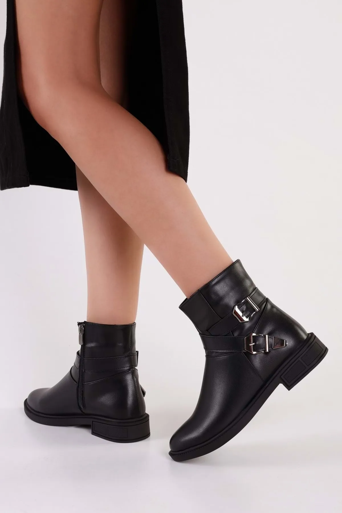 Shoeberry  Damen Sukie Black Skin Buckle Stiefel mit flachem Absatz Black Skin