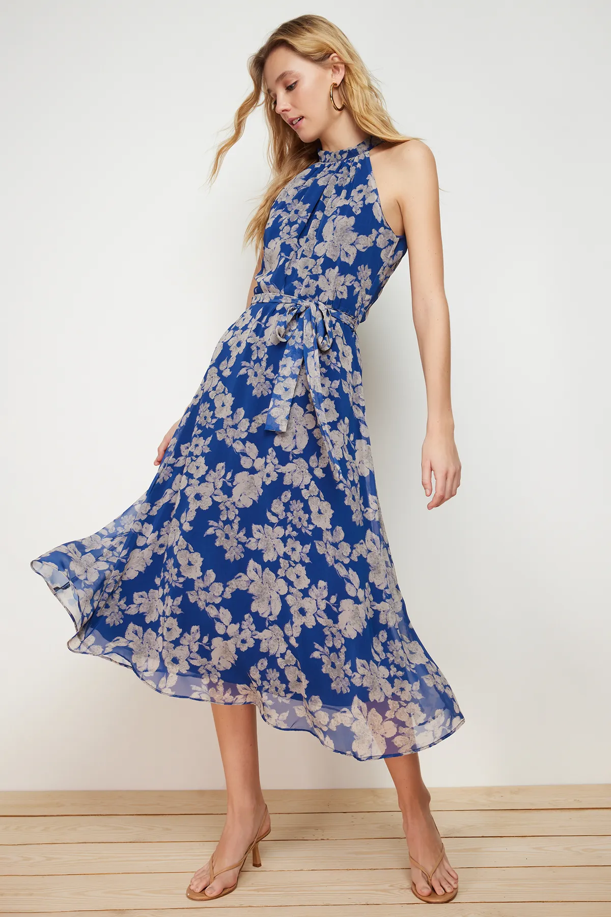 Trendyol Collection  Marineblaues, ärmelloses, gewebtes Kleid in A-Linie mit Gürtel und Midi-Futter und Neckholder und Blumendruck TWOSS20EL2536