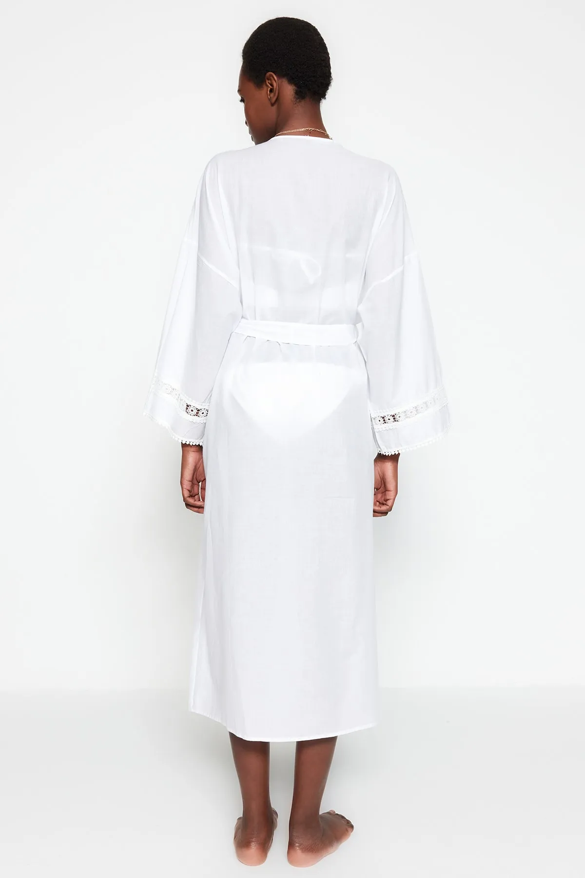 Trendyol Collection  Ecrufarbener, gewebter Midi-Kimono und Kaftan aus 100 % Baumwolle mit Gürtel und gestreiften Accessoires TBESS21KM0008