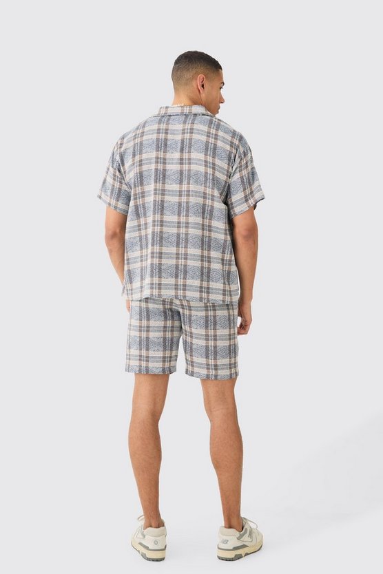 Kastiges strukturiertes Hemd und Shorts