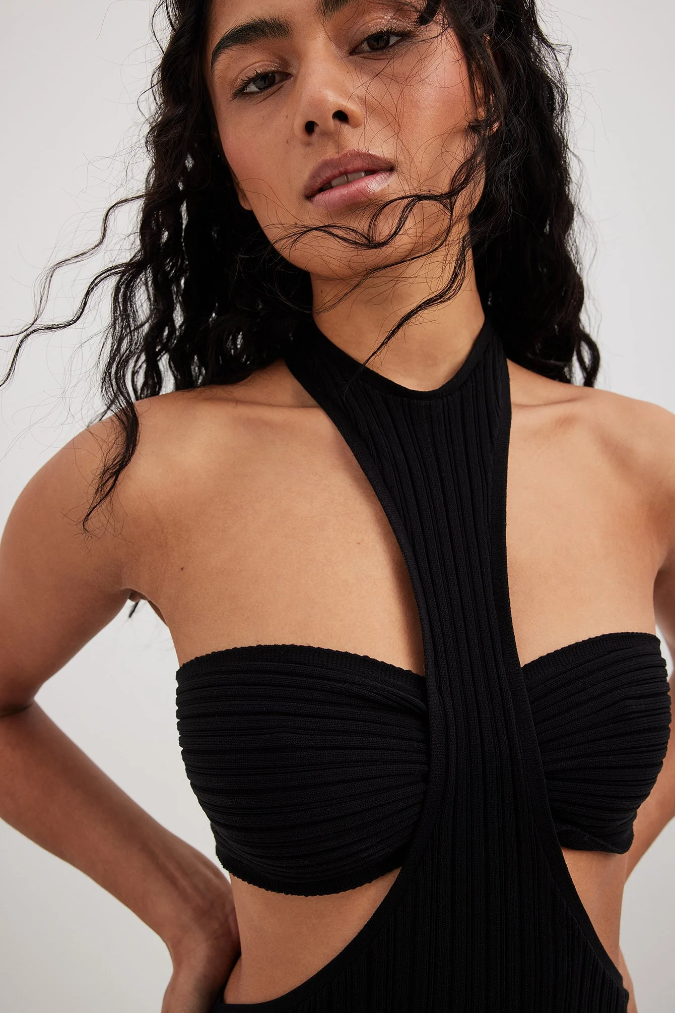 Feingestricktes Maxikleid mit Cut-out-Details