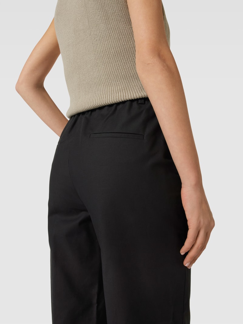 Bundfaltenhose mit seitlichen Eingrifftaschen Modell 'Aiana' in schwarz