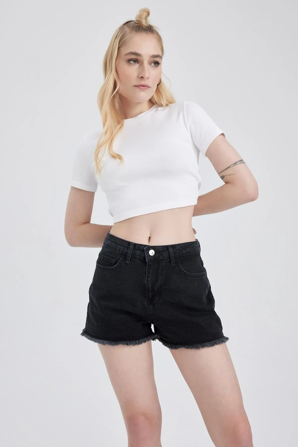 DeFacto  Jeansshorts mit normaler Taille und Cut-Out-Spitze, 100 % Baumwolle, A2602ax23sm
