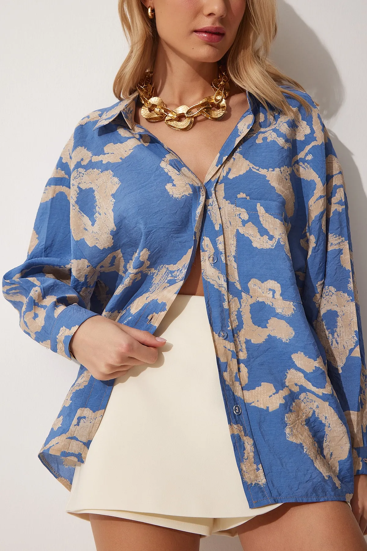 Happiness İstanbul  Blaues gemustertes Oversize-Hemd aus Baumwollsatin für Damen OH00044