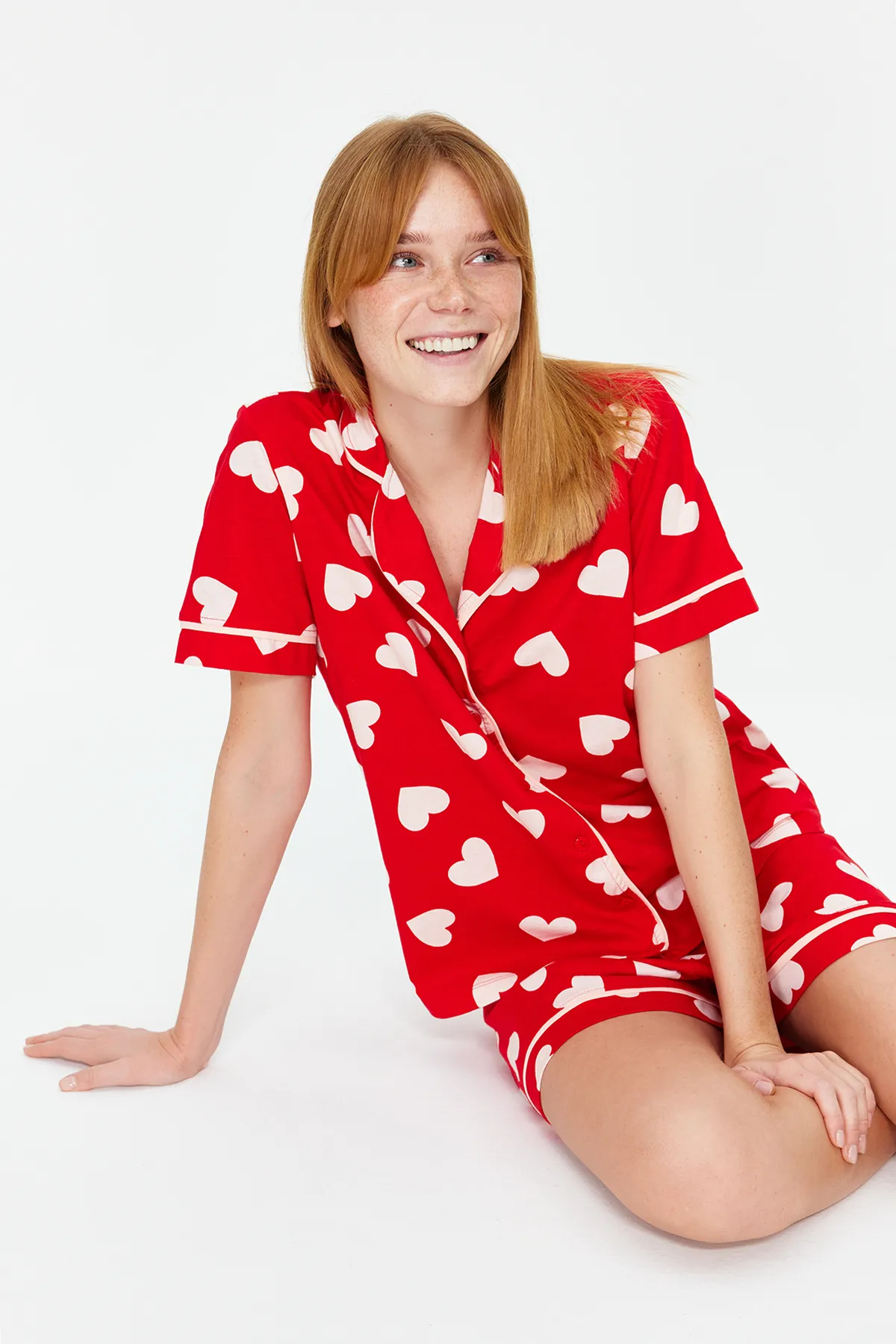 Trendyol Collection  Rotes, gestricktes Pyjama-Set aus 100 % Baumwolle mit herzgemusterten Paspeln und Hemd-Shorts THMSS21PT1200