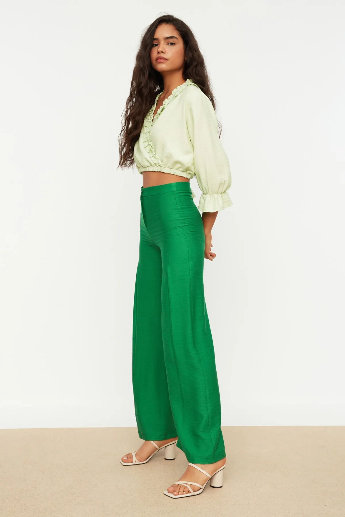 Trendyol Collection  Grüne Webhose mit weitem Bein TWOSS22PL0121