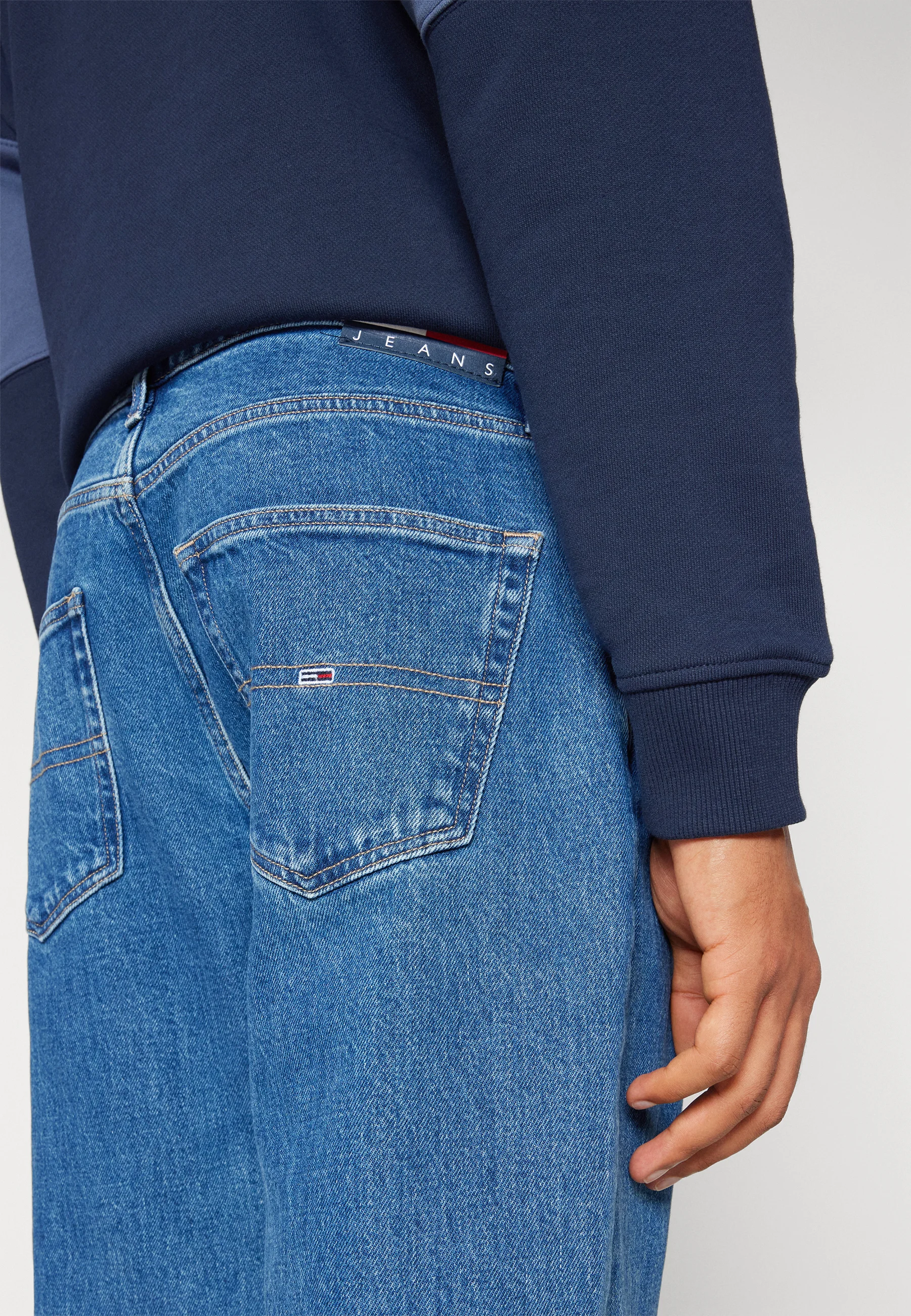 Tommy Jeans DAD REGULAR TAPERED - Vaqueros ajustados