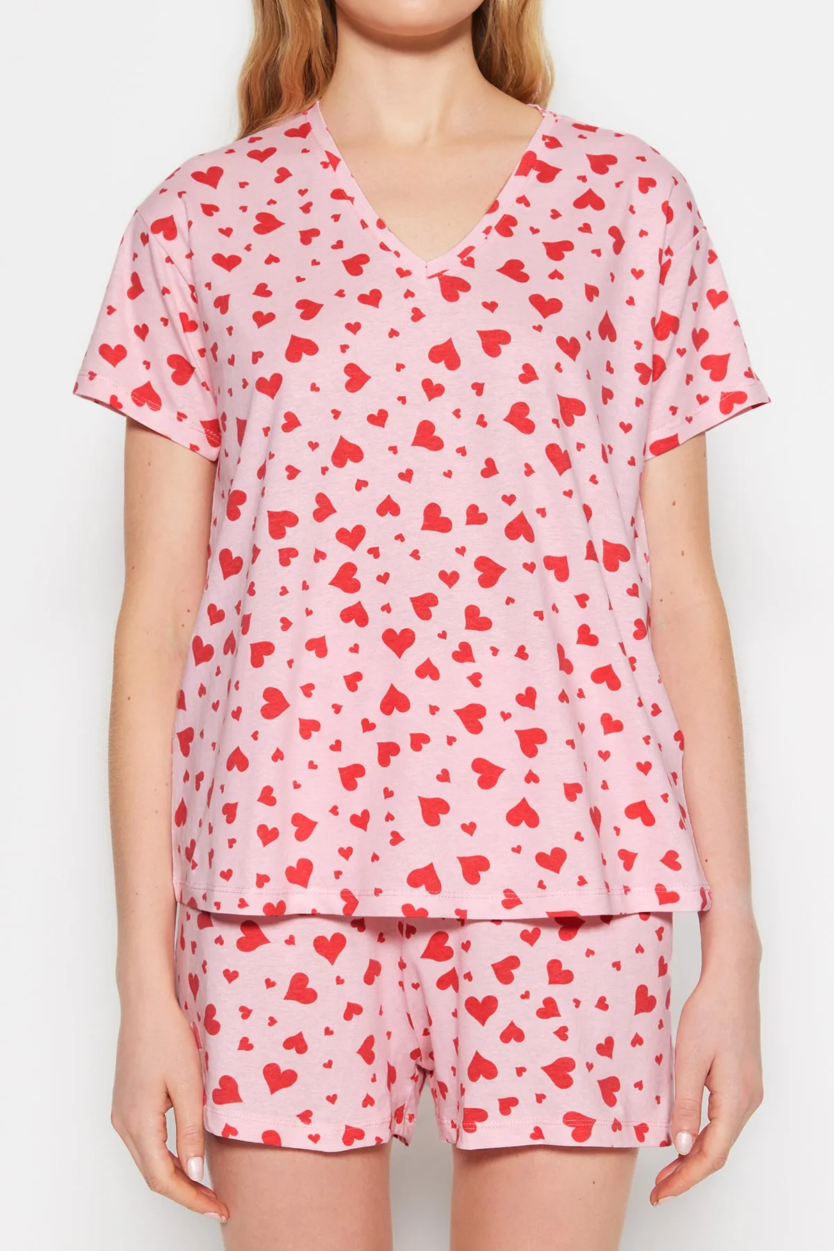 Trendyol Collection  Rosa gestricktes Pyjama-Set mit T-Shirt und Shorts aus 100 % Baumwolle mit Herzmuster THMSS23PT00013