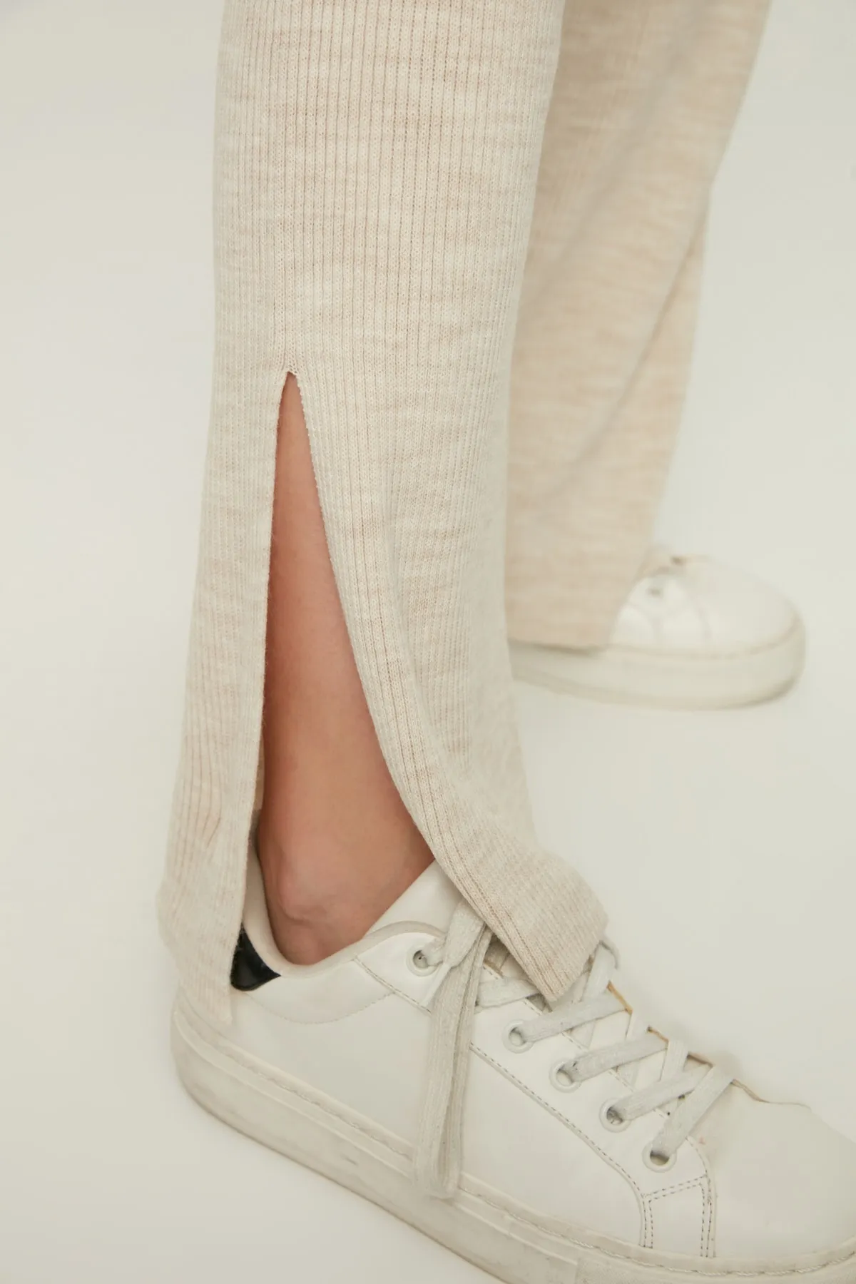 Trendyol Collection  Beiges Strickoberteil und -unterteil mit Schlitzdetail THMAW22AU0502