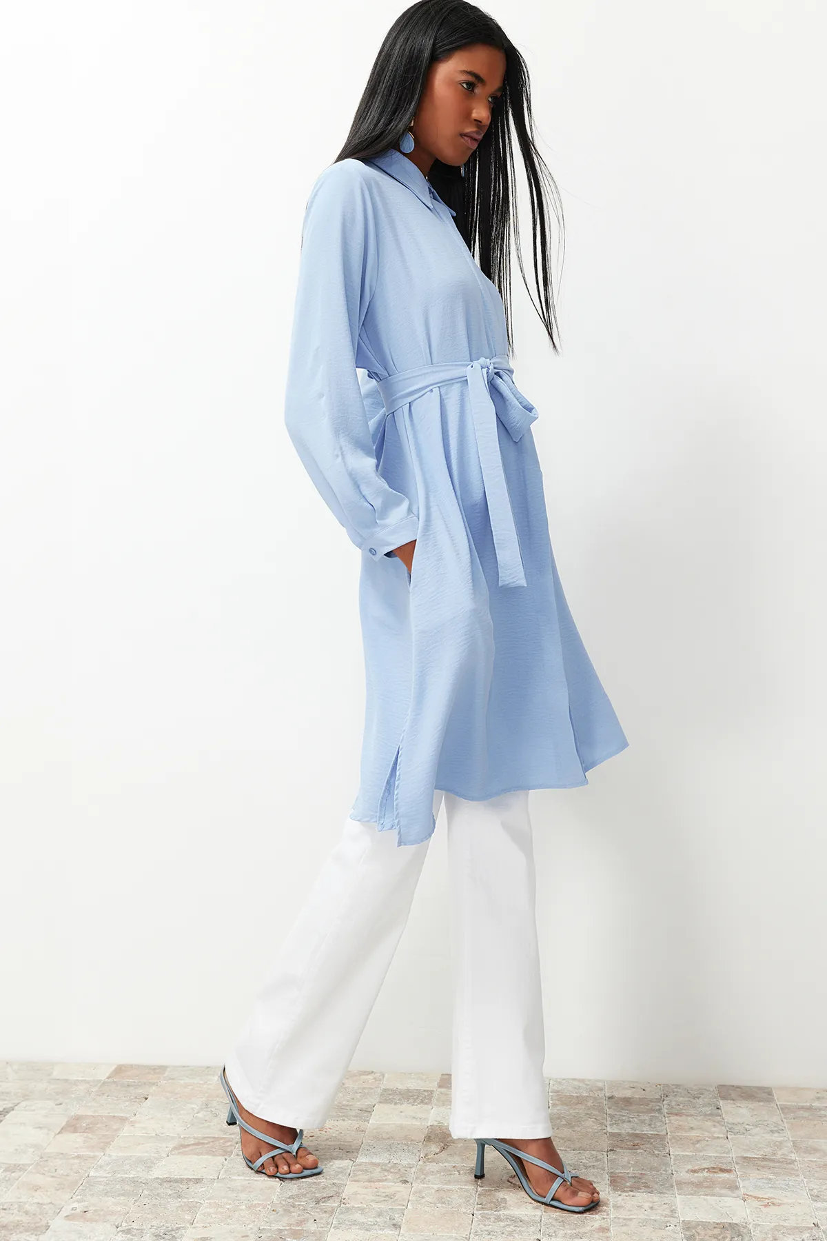 Trendyol Modest  Hellblaues, lang gewebtes Aerobin-Hemd TCTSS24TG00062