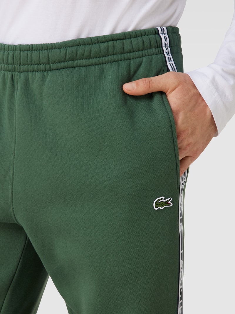 Sweatpants mit Label-Streifen Modell 'TAPE' in grün