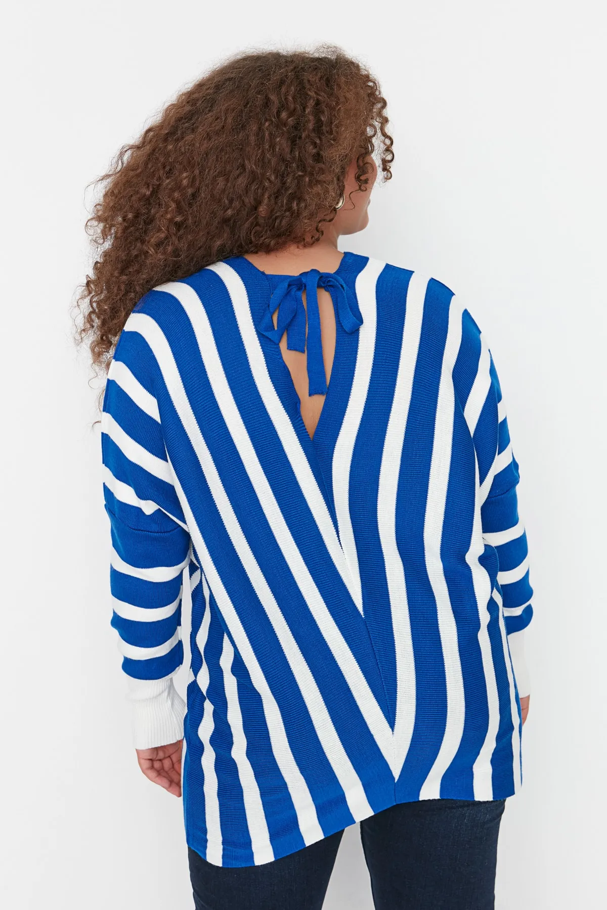 Trendyol Curve  Indigofarbener Strickpullover mit Fledermausärmeln TBBAW23AN00039