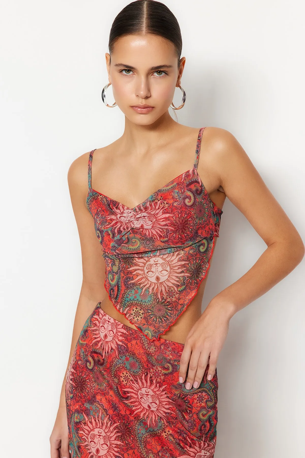 Trendyol Collection  Hochwertige gestrickte Bluse aus Tüll in Orange mit überkreuzten Trägern am Rücken und asymmetrischem Saum TWOSS23BZ00566