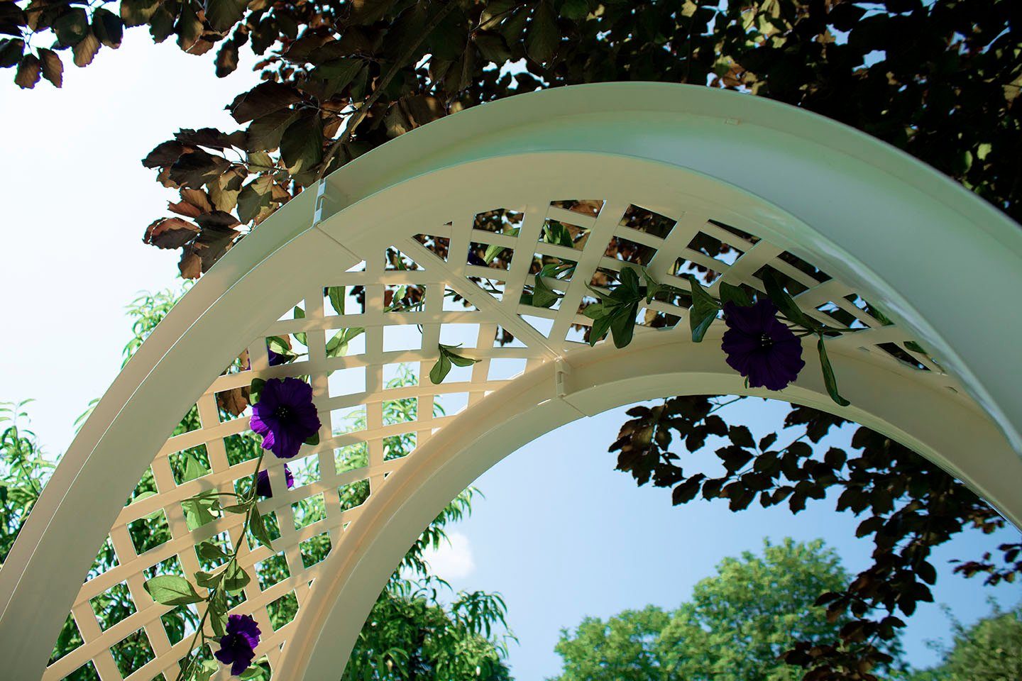 KHW Gartenbank Amsterdam, mit Rosenbogen, Spalier und zwei Pflanzkästen, weiß