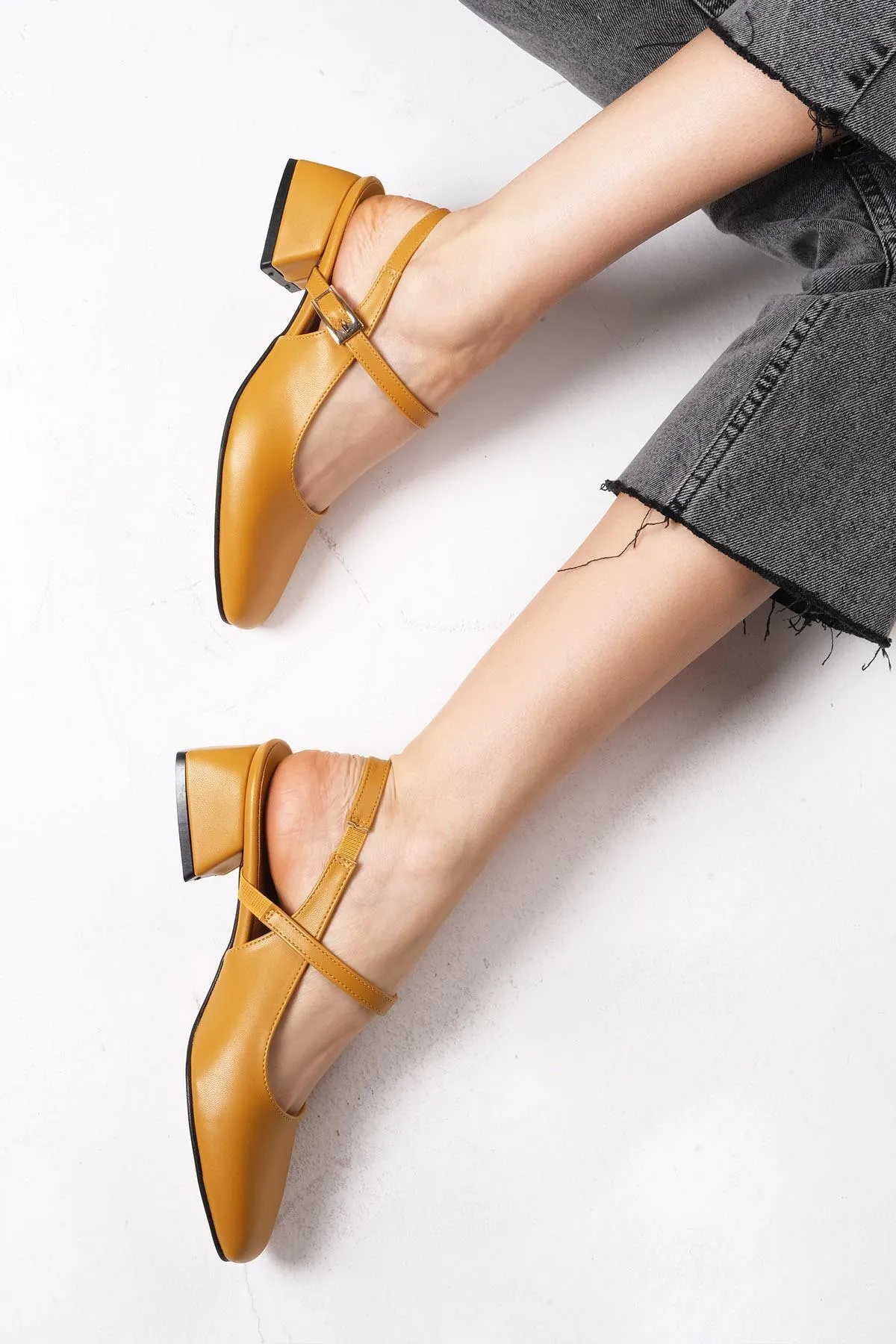 Mio Gusto  Ella Senffarbene Damenschuhe mit niedrigem Absatz und offenem Rücken