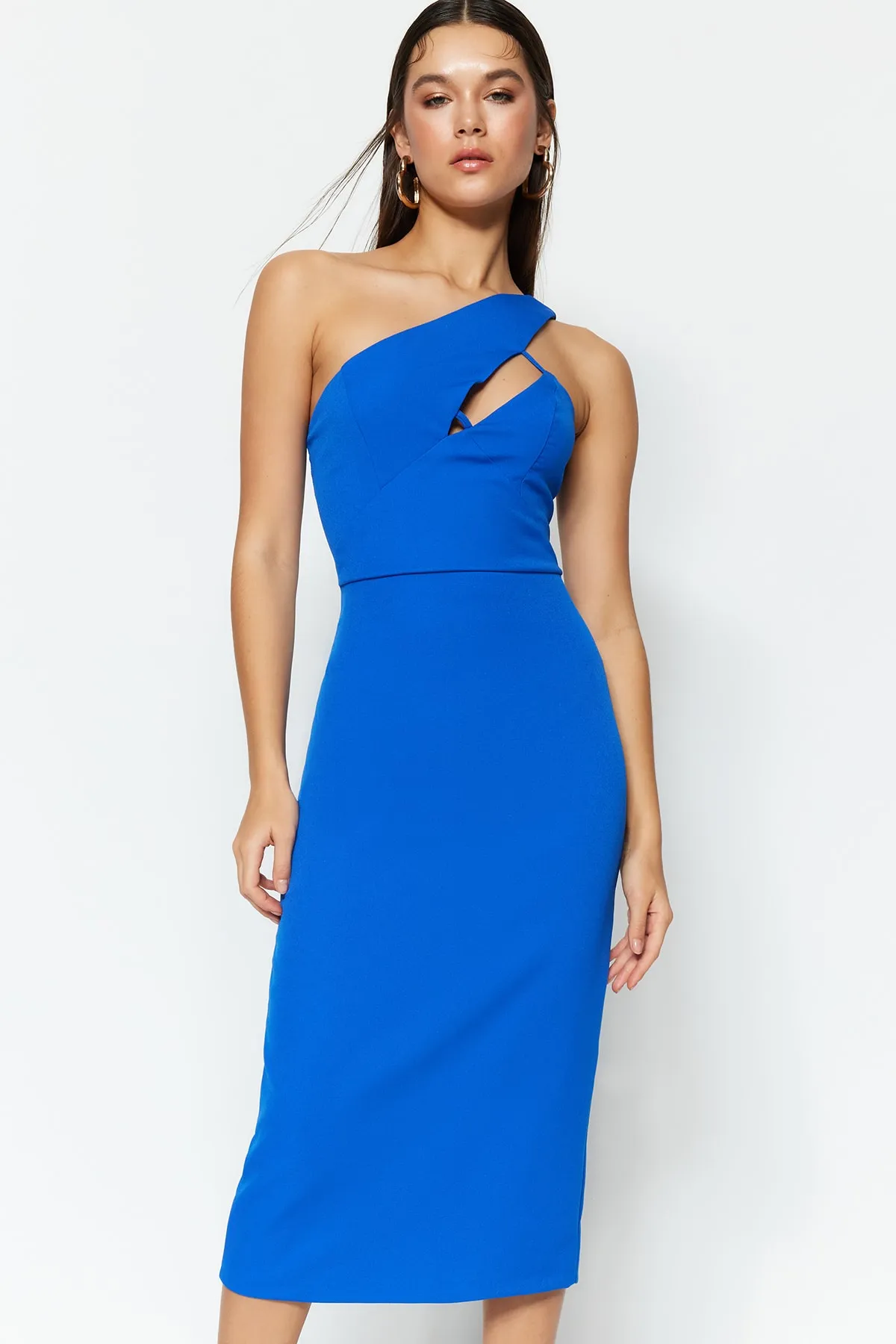 Trendyol Collection  Saks Tailliertes, gewebtes Abendkleid mit Fensterausschnitt und Ausschnitten TPRSS23EL00095