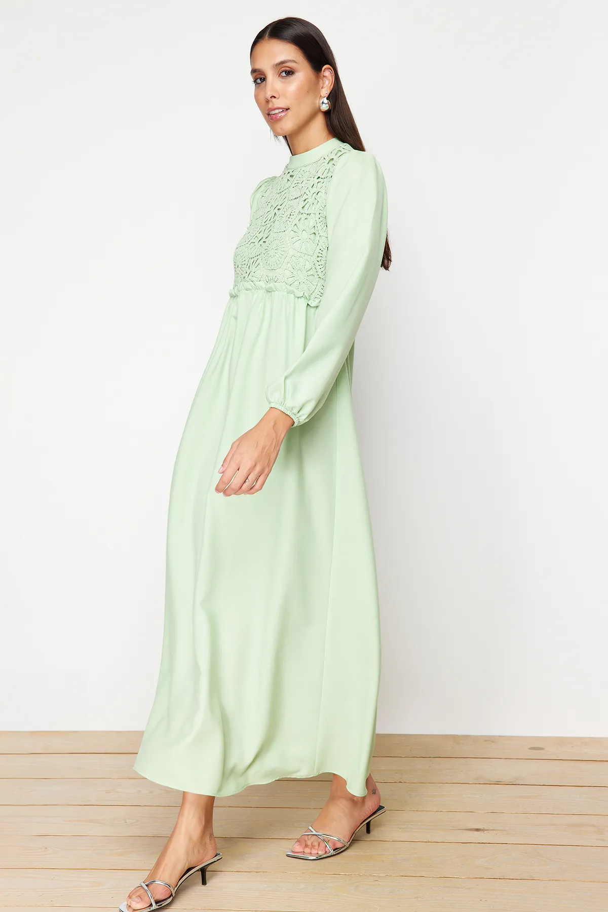 Trendyol Modest  Grünes gewebtes Kleid mit Guipure-Detail TCTAW24EB00110