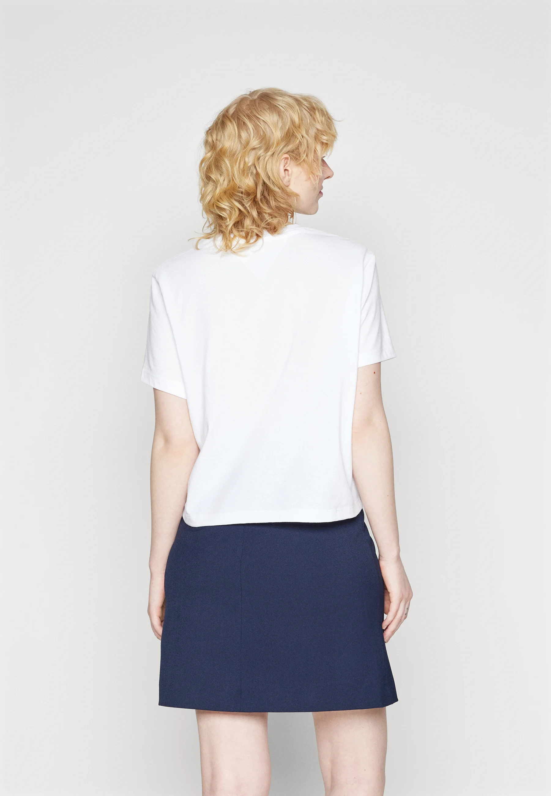 Tommy Jeans BADGE TEE - Camiseta básica