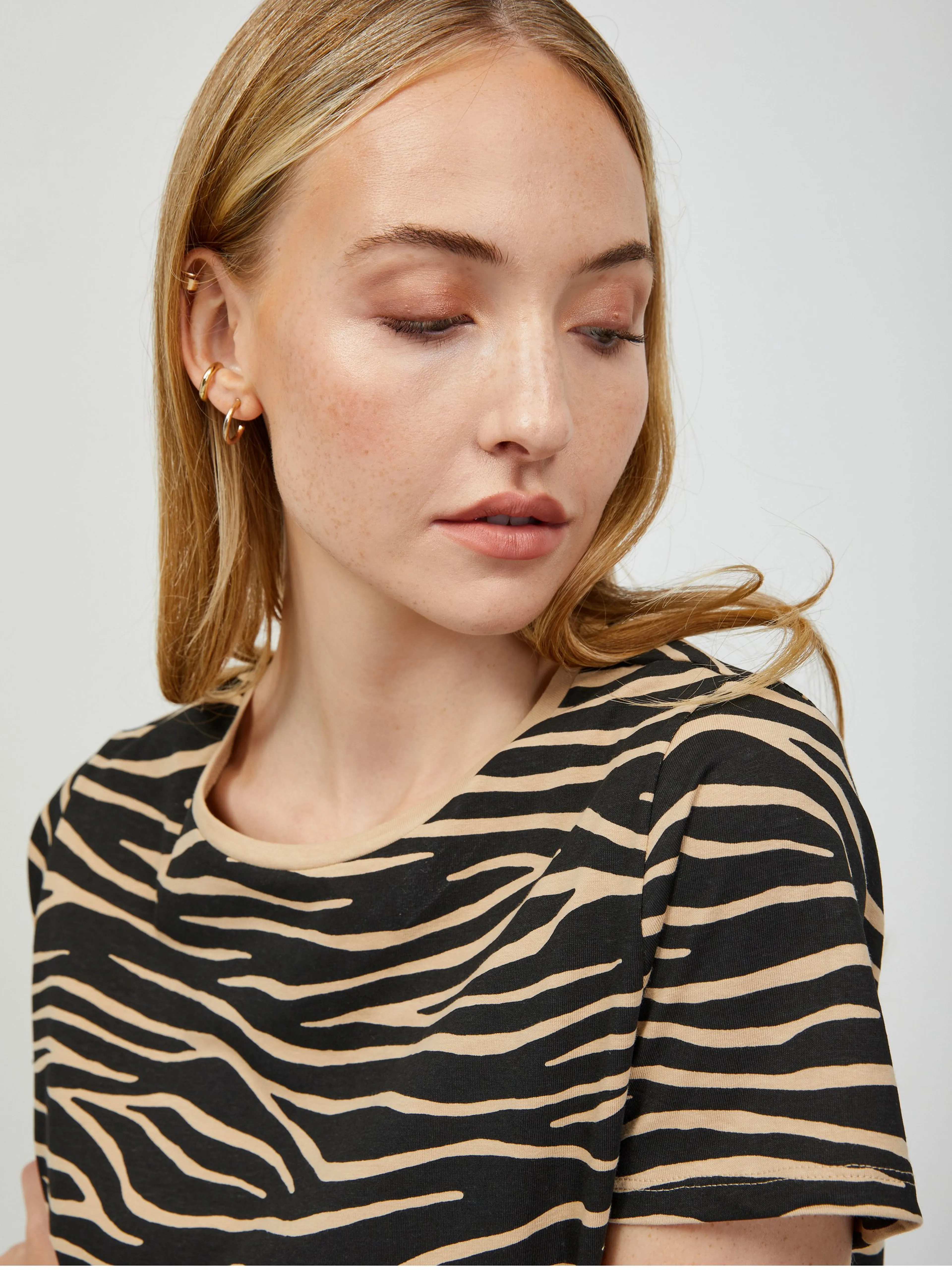 Beige-schwarzes T-Shirt mit Tiermuster ORSAY
