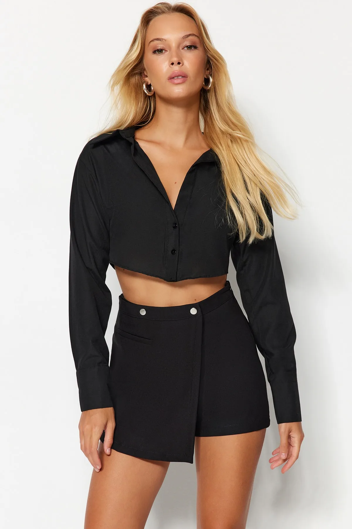 Trendyol Collection  Schwarzer, gewebter Shorts-Rock mit Nietendetails TWOAW24SR00005